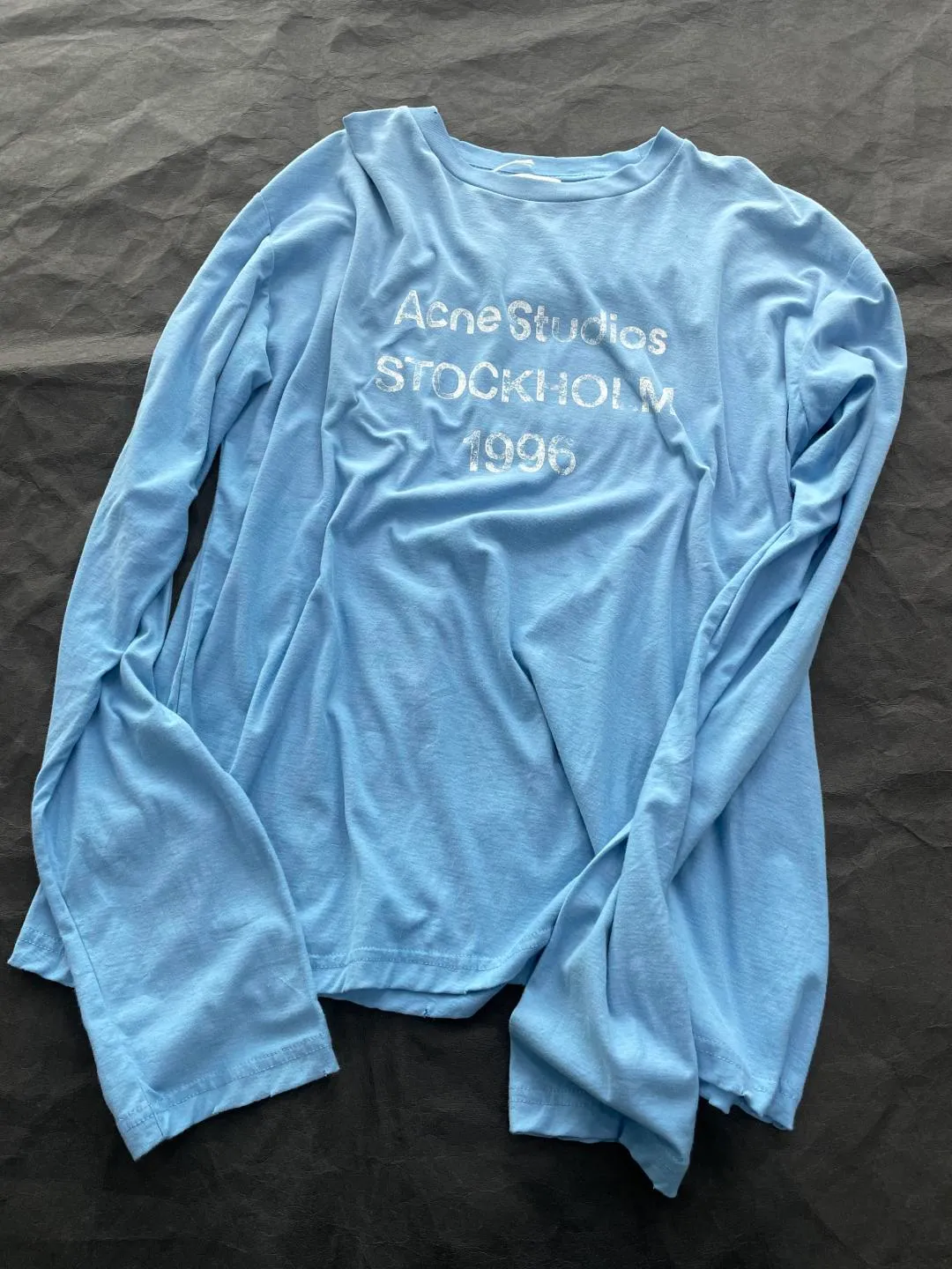 90 Acne All-Star Model A Global Series slub cotton material, Retro washed and distressed long-sleeved T-shirt with printed letters, made of slub cotton super soft fabric with excellent breathability. After washing process, the chest part is made to have a dirty feel, and the lower part shows a gradient effect, giving the clothes a natural and slightly see-through Retro style. The collar, hem and cuffs are slightly frayed to better fit the overall tone. The distressed and cracked printed letters on the chest indicate the location of the brand and headquarters and the year of establishment. It has a very basic but not monotonous design concept. It seems simple but full of trendy and fashionable charm. The overall style continues the neutral atmosphere of A. The loose-fitting wearing experience for men and women is also very friendly to the figure. It is very nice whether worn alone or as an inner layer. Grams of washed slub cotton Black, White, Pink, Green, Dark Blue, Light Blue S M L XL (chest 64, length 74.5, sleeve length 70.5, shoulder width 56) Recommended for 170cm and below, weight 80-130kg S, 170-175cm, weight 130-150kg M, 175-180cm, weight 150-170kg L, 180-185cm, weight 170-190kg XL